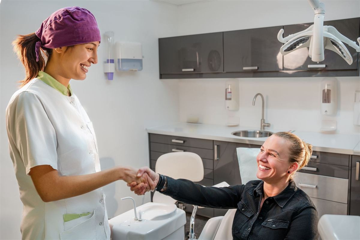 Patiënt tevreden in de stoel na een algemene controle bij Dentique